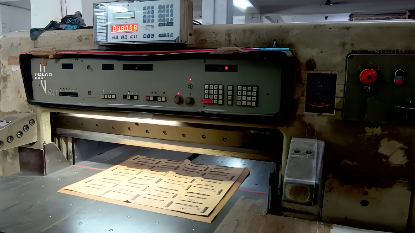 Polar cutting machine 115 for accurate sheet sizing and clean edge cutting